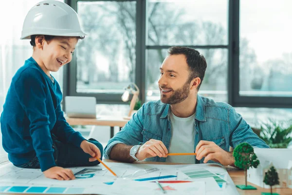 Disfruta Vida Alegre Hombre Persona Mantener Sonrisa Cara Mientras Habla —  Fotos de Stock