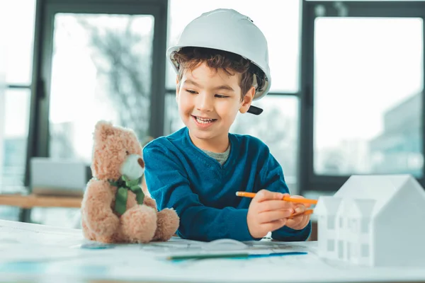 Positivo ragazzo felice guardando il suo giocattolo — Foto Stock