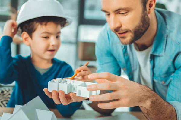 Acercamiento de los brazos masculinos que se apoyan en la mesa — Foto de Stock