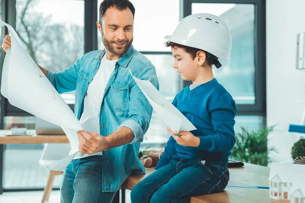 Ragazzino premuroso aiutare suo padre — Foto Stock