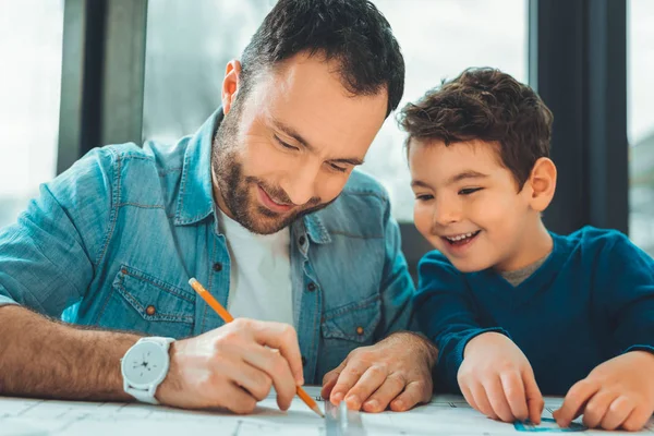 Mutlu Çocuk babasıyla oynarken