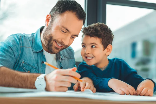 Oynak çocuk babasına bakıyor