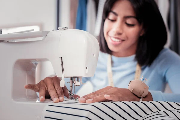 Primer plano de la máquina de coser utilizada por un sastre experto — Foto de Stock