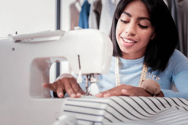 Profesional joven diseñador costura vestido elegante — Foto de Stock