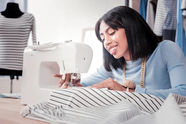Dressmaker concentrado que trabaja con la máquina de coser — Foto de Stock