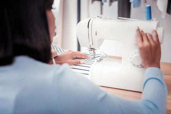 Máquina de costura moderna sendo usada por alfaiate qualificado — Fotografia de Stock