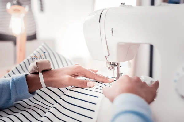 Fechar o processo de costura em showroom bem equipado — Fotografia de Stock