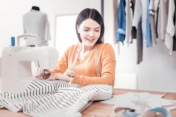 Emocionado sastre costura vestido de moda de acuerdo a su boceto — Foto de Stock