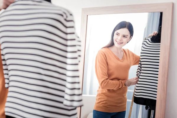 Neşeli terzi ayna önünde ölçümleri alarak kadar bel