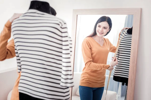 Positive Näherin misst an Schaufensterpuppe — Stockfoto