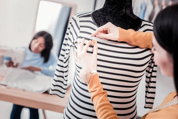 Pequeños Detalles Enfoque Selectivo Costurera Profesional Positiva Cosiendo Botón Vestido —  Fotos de Stock