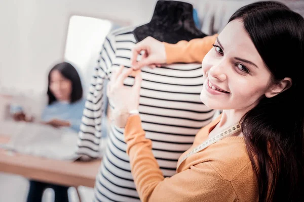 Close up van blij ervaren kleermaker met etalagepop — Stockfoto