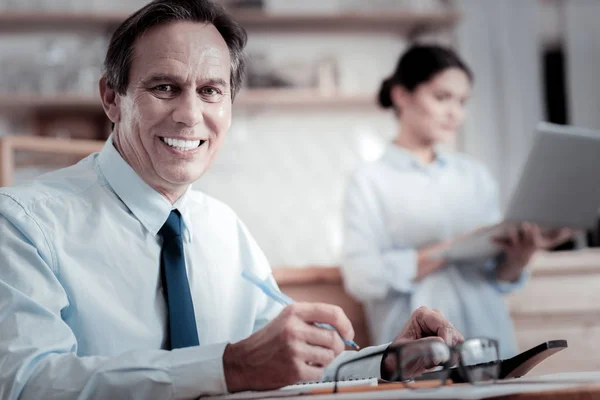 Empresário alegre sorrindo enquanto trabalhava — Fotografia de Stock