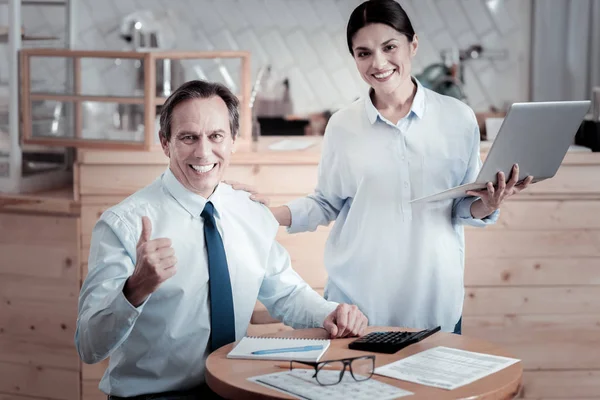 Vrolijke ondernemers glimlachend en gevoel klaar voor werk — Stockfoto