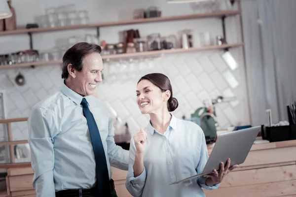 Couple joyeux souriant tout en se tenant dans un café — Photo