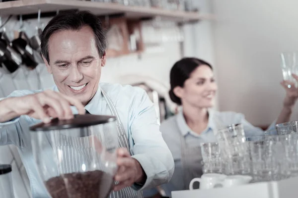 Zralé, usmíval se při vaření kávy barista — Stock fotografie