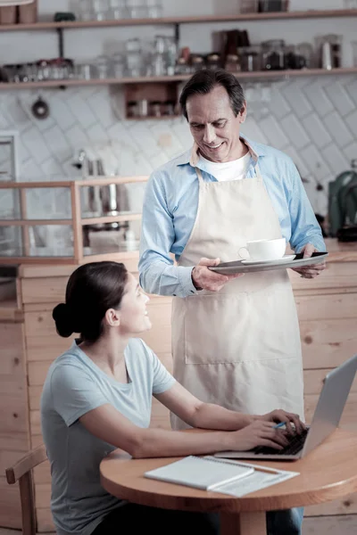 Genç işkadını çalışma ve onun emri getiren garson