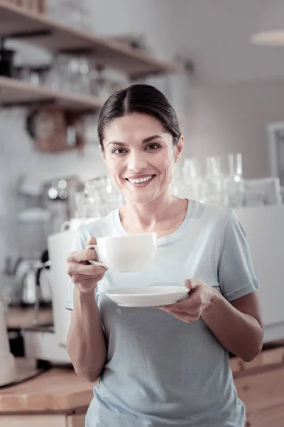 Mujer joven vistiendo ropa casual y tomando café — Foto de Stock