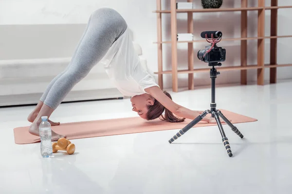 Hoş blogger gösteren yoga egzersizleri — Stok fotoğraf