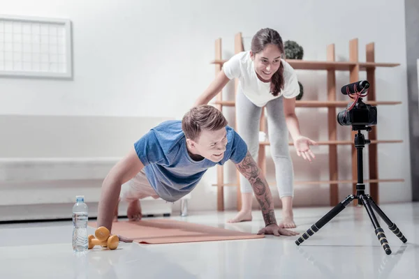 Mujer deportiva dando consejos sobre el deporte —  Fotos de Stock