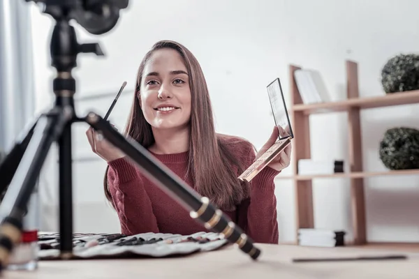 Chica bonita sosteniendo maquillaje cepillo —  Fotos de Stock