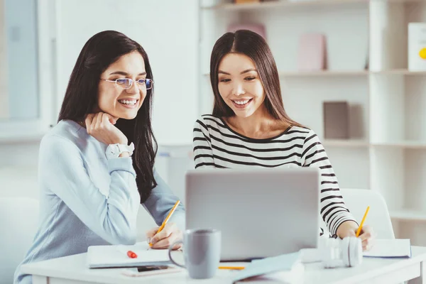 Slimme vrouwelijke studenten samen studeren — Stockfoto