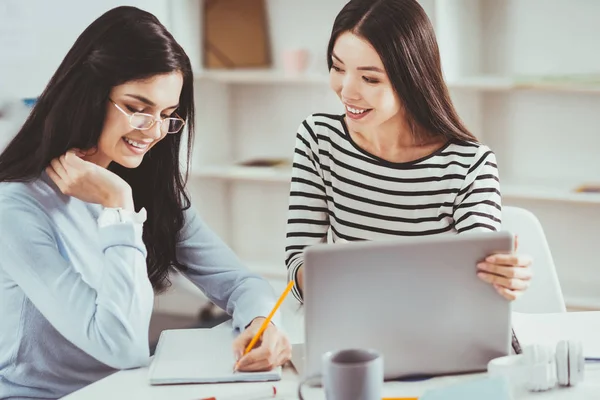 Güzel genç kadın Not almak