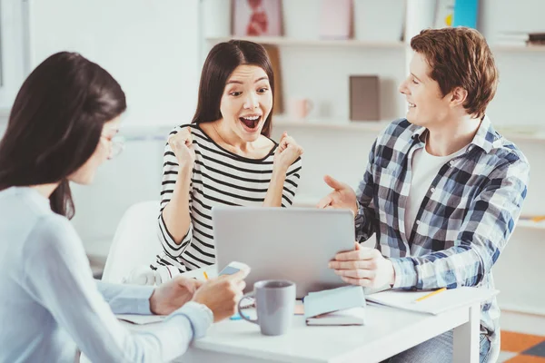 Blij blij vrouw kijken naar de laptop scherm — Stockfoto