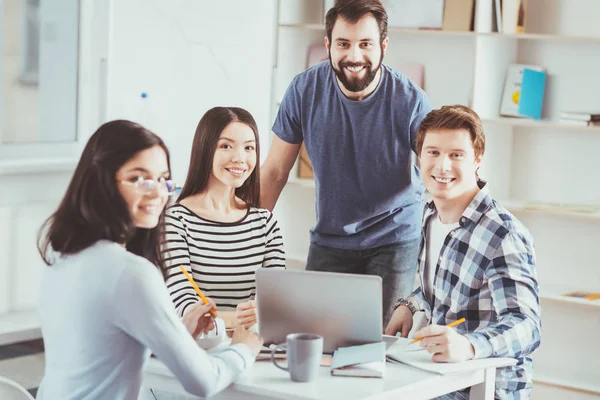 Piacevoli allievi gioiosi che ti guardano — Foto Stock