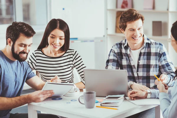 Akıllı pozitif insanlar fikirlerini paylaşan