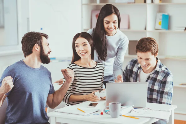 Buen hombre feliz mirando a sus amigos — Foto de Stock