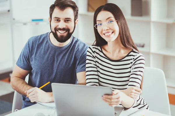 Gente alegre y feliz mirándote — Foto de Stock