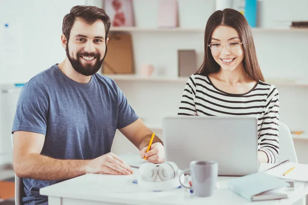 Guapo buen hombre tomando notas — Foto de Stock