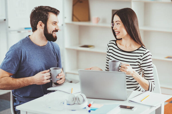 Позитивные радостные коллеги пьют чай
