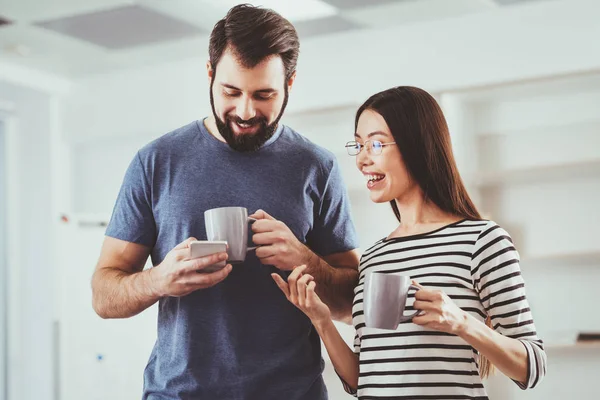 Onun akıllı telefon kullanan güzel hoş adam