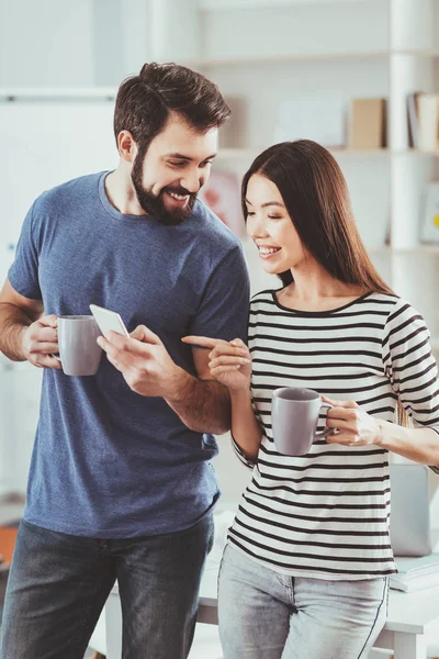 Smartphone vasıl işaret mutlu güzel kadın