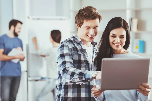 Encantado homem positivo apontando para a tela do laptop — Fotografia de Stock