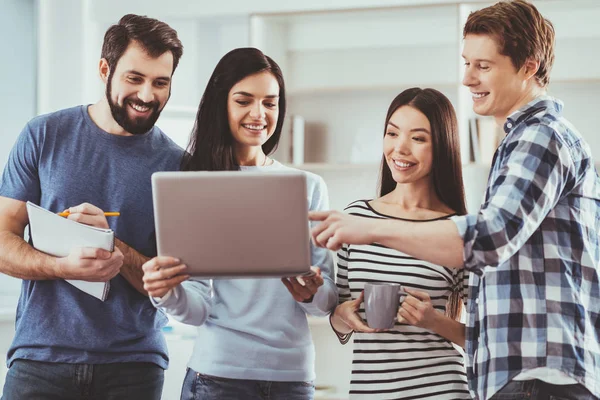 Glad trevlig kvinna håller en laptop — Stockfoto