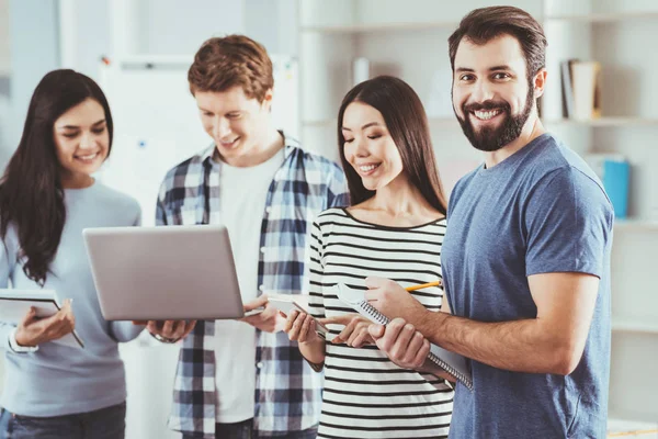 Neşeli sakallı adam holding notlar