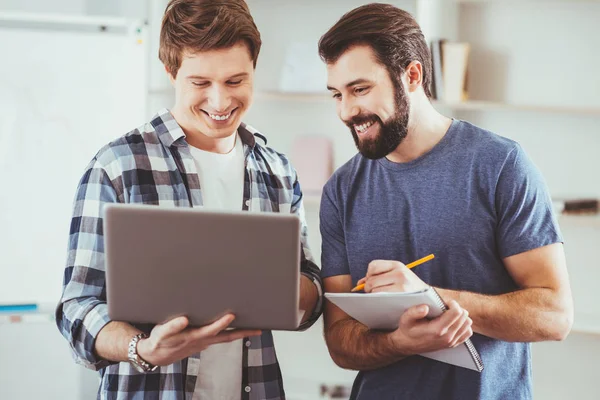 Giovani uomini positivi che lavorano insieme — Foto Stock