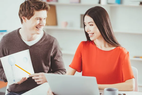 Mujer feliz alegre mirando el diagrama — Foto de Stock