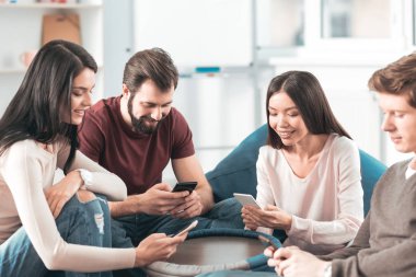 Onların akıllı telefonlar kullanan mutlu pozitif kişiler
