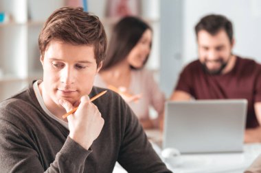 İyi düşünceli adam çenesini tutarak