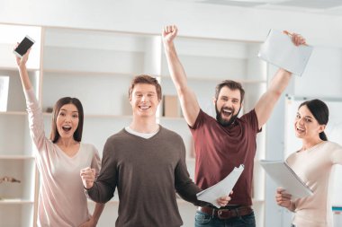 Neşeli mutlu insanlar duygularını ifade etme