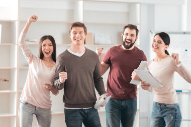 Mutlu olmak neşeli genç öğrenciler