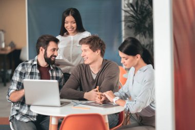 Birbirinizle konuşmak neşeli mutlu öğrenciler