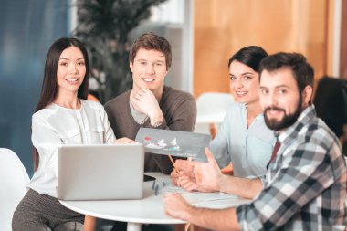 Akıllı genç insanlar kendi başlangıç tartışıyor