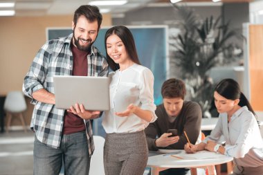 Arkadaşı ayakta hoş Asyalı kadın