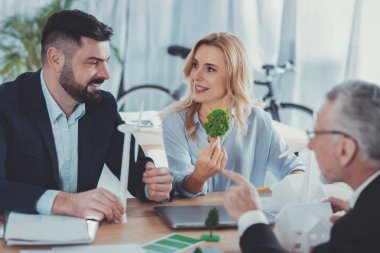 Hoş üç meslektaşları proje tartışıyor
