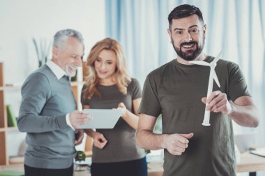 Neşeli erkek meslektaşı gösteren modeli